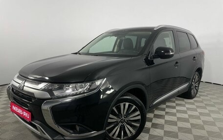Mitsubishi Outlander III рестайлинг 3, 2019 год, 1 810 000 рублей, 1 фотография