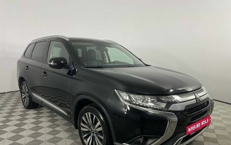 Mitsubishi Outlander III рестайлинг 3, 2019 год, 1 810 000 рублей, 3 фотография