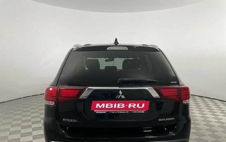 Mitsubishi Outlander III рестайлинг 3, 2019 год, 1 810 000 рублей, 6 фотография