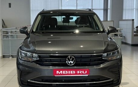 Volkswagen Tiguan II, 2021 год, 2 850 000 рублей, 2 фотография