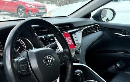 Toyota Camry, 2021 год, 3 350 000 рублей, 10 фотография