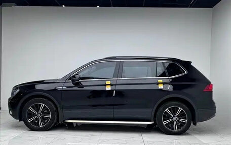 Volkswagen Tiguan II, 2021 год, 1 850 000 рублей, 2 фотография