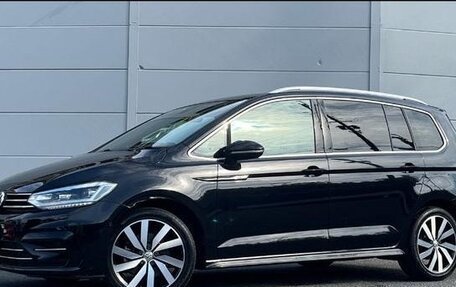 Volkswagen Touran III, 2021 год, 1 680 777 рублей, 1 фотография