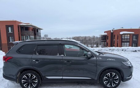 Mitsubishi Outlander III рестайлинг 3, 2021 год, 2 850 000 рублей, 4 фотография