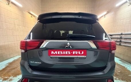 Mitsubishi Outlander III рестайлинг 3, 2021 год, 2 850 000 рублей, 2 фотография