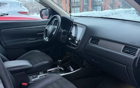 Mitsubishi Outlander III рестайлинг 3, 2021 год, 2 850 000 рублей, 5 фотография