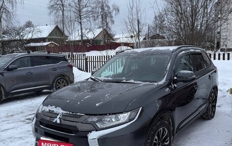 Mitsubishi Outlander III рестайлинг 3, 2021 год, 2 850 000 рублей, 3 фотография