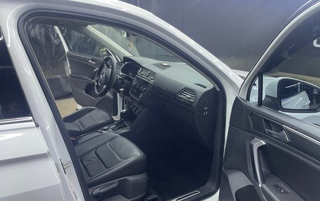 Volkswagen Tiguan II, 2018 год, 2 450 000 рублей, 2 фотография