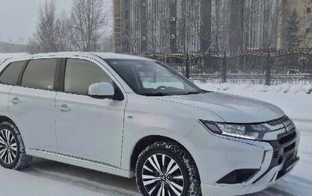 Mitsubishi Outlander III рестайлинг 3, 2022 год, 2 010 000 рублей, 3 фотография