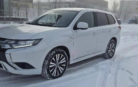 Mitsubishi Outlander III рестайлинг 3, 2022 год, 2 010 000 рублей, 5 фотография