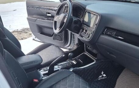 Mitsubishi Outlander III рестайлинг 3, 2022 год, 2 010 000 рублей, 8 фотография