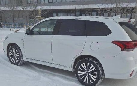 Mitsubishi Outlander III рестайлинг 3, 2022 год, 2 010 000 рублей, 7 фотография