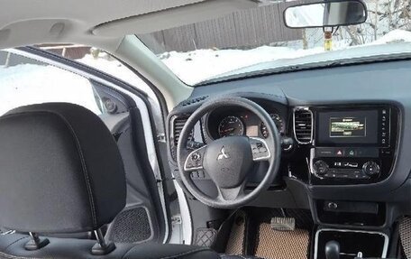 Mitsubishi Outlander III рестайлинг 3, 2022 год, 2 010 000 рублей, 9 фотография