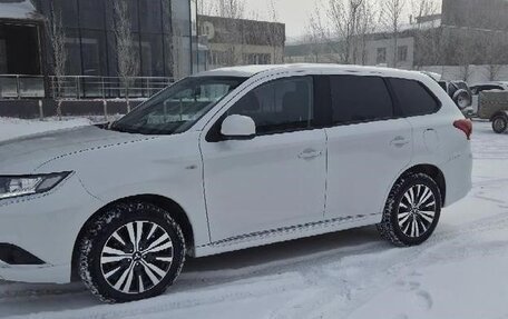 Mitsubishi Outlander III рестайлинг 3, 2022 год, 2 010 000 рублей, 4 фотография