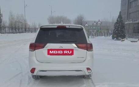 Mitsubishi Outlander III рестайлинг 3, 2022 год, 2 010 000 рублей, 6 фотография