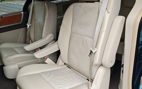 Chrysler Town & Country V рестайлинг, 2008 год, 1 580 000 рублей, 14 фотография