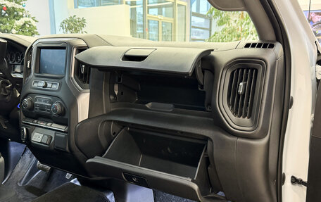 Chevrolet Silverado, 2022 год, 5 990 000 рублей, 21 фотография