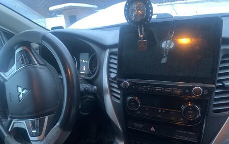 Mitsubishi Pajero Sport III рестайлинг, 2019 год, 2 800 000 рублей, 8 фотография