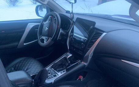 Mitsubishi Pajero Sport III рестайлинг, 2019 год, 2 800 000 рублей, 7 фотография