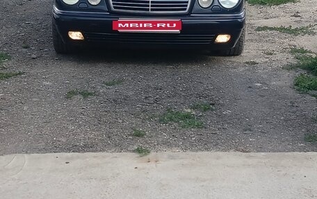 Mercedes-Benz E-Класс, 1996 год, 600 000 рублей, 3 фотография