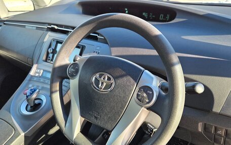 Toyota Prius, 2015 год, 1 590 000 рублей, 10 фотография