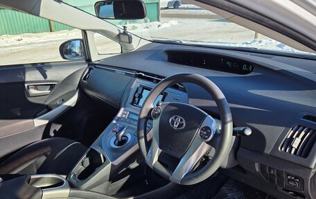 Toyota Prius, 2015 год, 1 590 000 рублей, 7 фотография