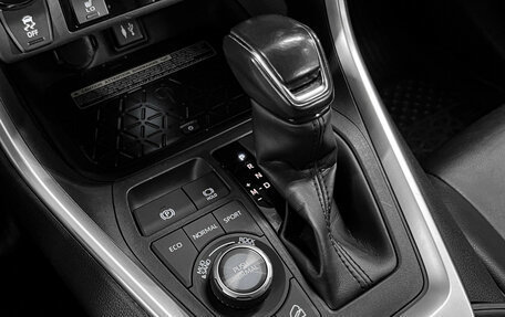 Toyota RAV4, 2019 год, 3 290 000 рублей, 24 фотография