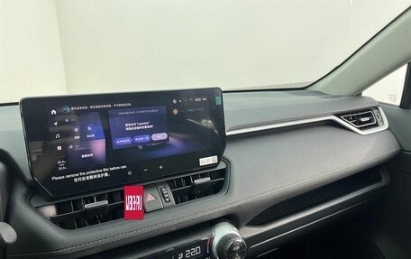 Toyota RAV4, 2025 год, 4 390 000 рублей, 17 фотография