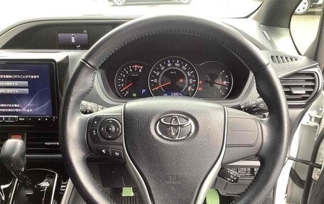 Toyota Voxy III, 2018 год, 2 125 000 рублей, 6 фотография