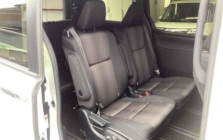 Toyota Voxy III, 2018 год, 2 125 000 рублей, 8 фотография