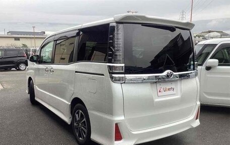 Toyota Voxy III, 2018 год, 2 125 000 рублей, 5 фотография