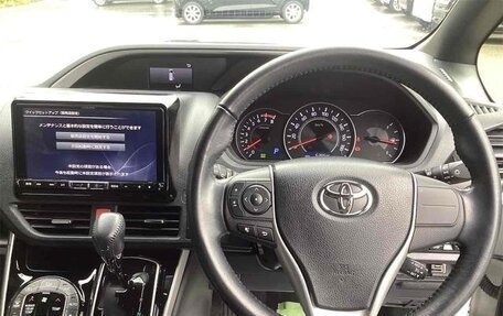 Toyota Voxy III, 2018 год, 2 125 000 рублей, 9 фотография