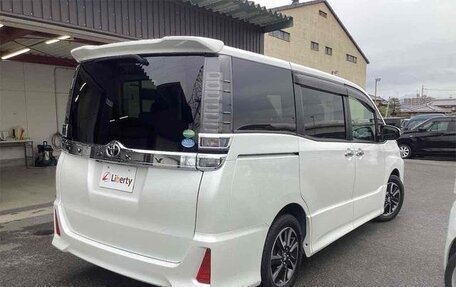 Toyota Voxy III, 2018 год, 2 125 000 рублей, 3 фотография