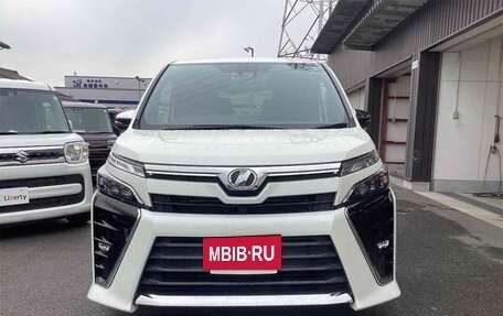 Toyota Voxy III, 2018 год, 2 125 000 рублей, 2 фотография