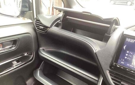 Toyota Voxy III, 2018 год, 2 125 000 рублей, 12 фотография