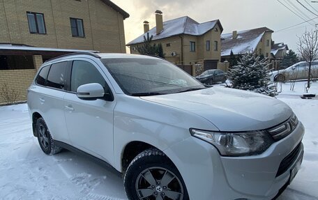 Mitsubishi Outlander III рестайлинг 3, 2013 год, 1 430 000 рублей, 2 фотография