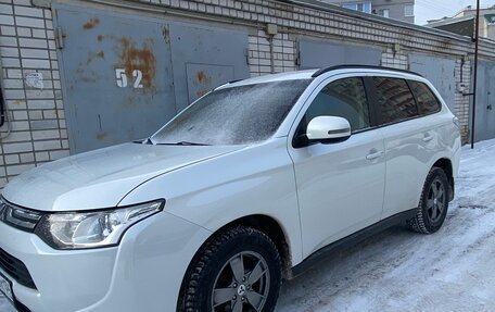 Mitsubishi Outlander III рестайлинг 3, 2013 год, 1 430 000 рублей, 8 фотография