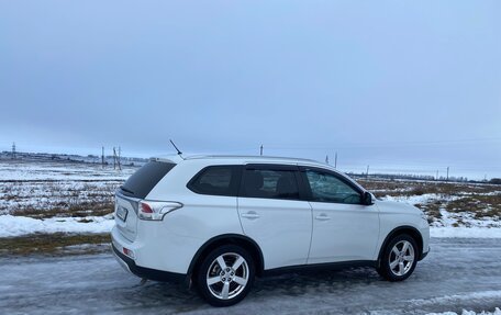 Mitsubishi Outlander III рестайлинг 3, 2014 год, 1 300 000 рублей, 2 фотография