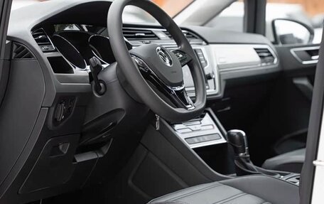 Volkswagen Touran III, 2021 год, 2 600 000 рублей, 10 фотография