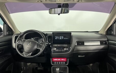 Mitsubishi Outlander III рестайлинг 3, 2018 год, 1 960 000 рублей, 15 фотография