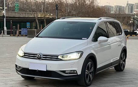 Volkswagen Touran III, 2022 год, 1 600 000 рублей, 3 фотография