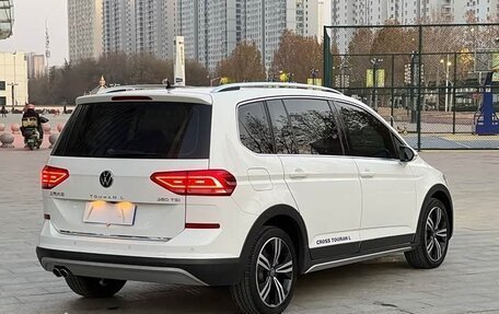 Volkswagen Touran III, 2022 год, 1 600 000 рублей, 6 фотография