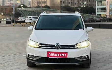 Volkswagen Touran III, 2022 год, 1 600 000 рублей, 2 фотография