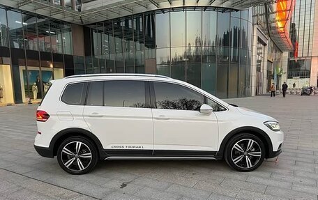 Volkswagen Touran III, 2022 год, 1 600 000 рублей, 7 фотография