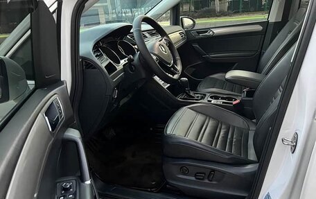 Volkswagen Touran III, 2022 год, 1 600 000 рублей, 9 фотография