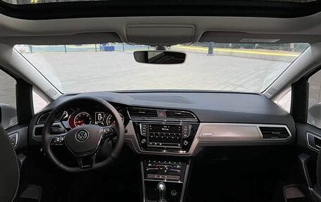 Volkswagen Touran III, 2022 год, 1 600 000 рублей, 8 фотография