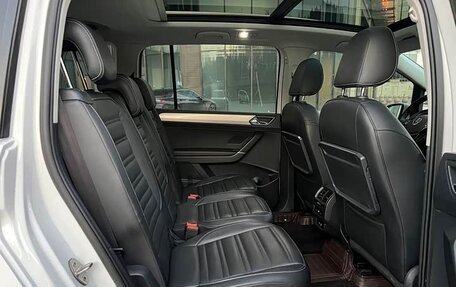 Volkswagen Touran III, 2022 год, 1 600 000 рублей, 12 фотография