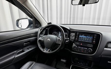 Mitsubishi Outlander III рестайлинг 3, 2017 год, 2 099 000 рублей, 8 фотография