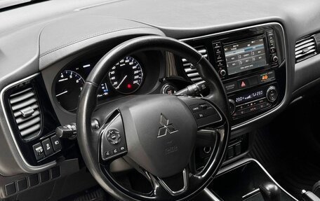 Mitsubishi Outlander III рестайлинг 3, 2017 год, 2 099 000 рублей, 10 фотография