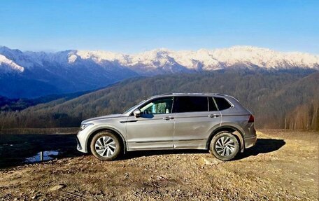 Volkswagen Tiguan II, 2021 год, 3 800 000 рублей, 2 фотография